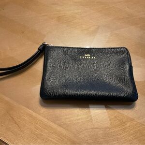 coach cross grain leather corner zip wristlet black F58032